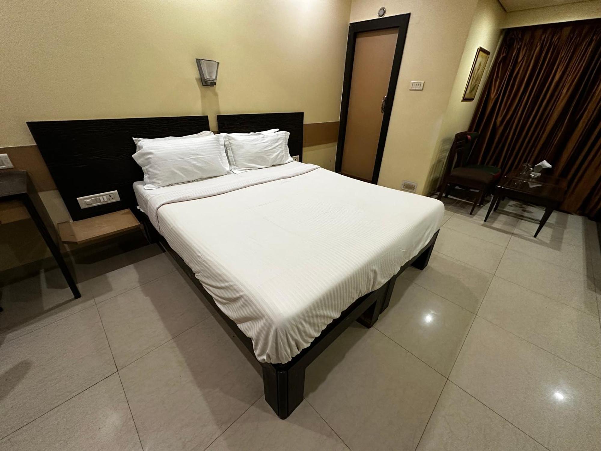 The Saffron Suites Sasupada Ngoại thất bức ảnh