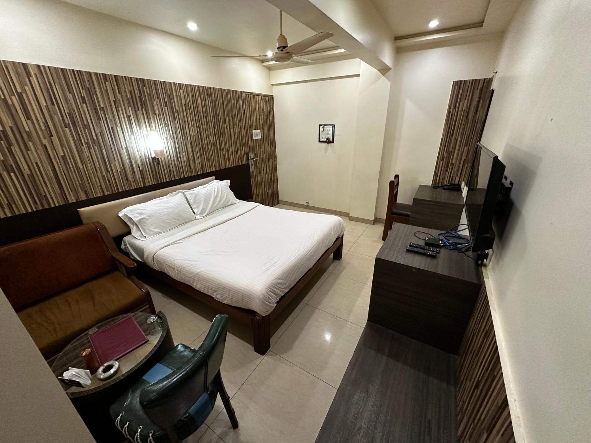 The Saffron Suites Sasupada Ngoại thất bức ảnh
