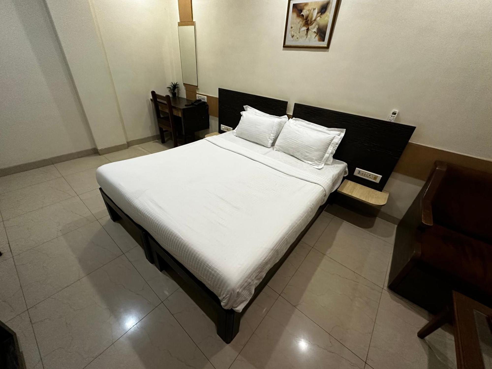 The Saffron Suites Sasupada Ngoại thất bức ảnh