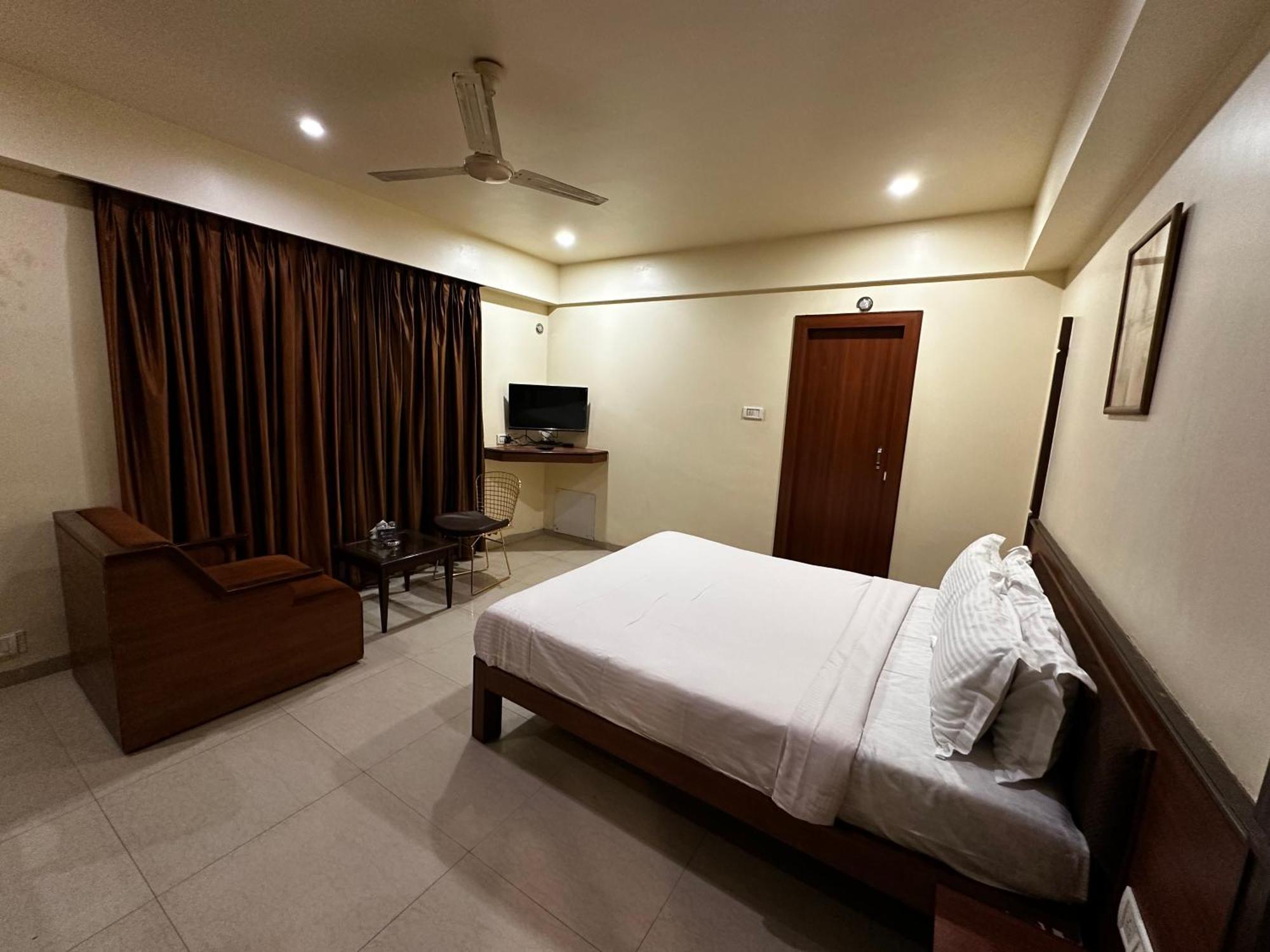 The Saffron Suites Sasupada Ngoại thất bức ảnh