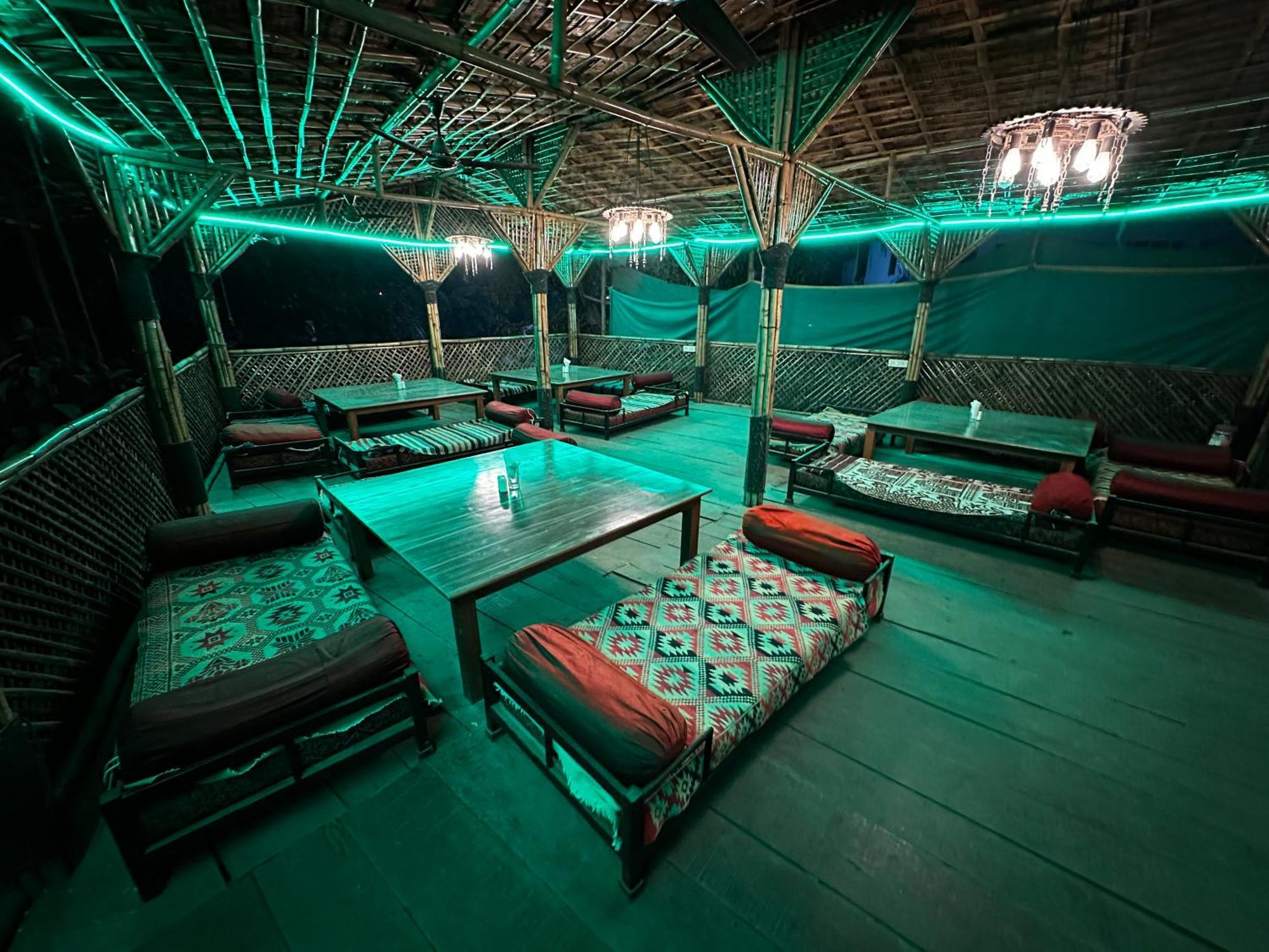 The Saffron Suites Sasupada Ngoại thất bức ảnh